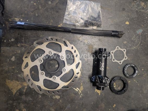Moyeu arrière DT Swiss 350 + disque Shimano + rayons, vis et rondelles - 1