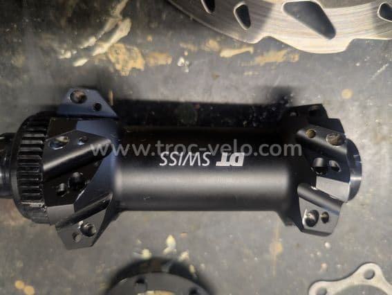 Moyeu arrière DT Swiss 350 + disque Shimano + rayons, vis et rondelles - 3