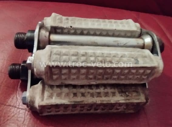 Pédales vélo ancien 2 caoutchouc en bé - 1
