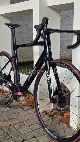Velo route carbone Electrique 11,70 kilos - SRAM FORCE AXS sans fil - Taille L - 100% neuf - 1