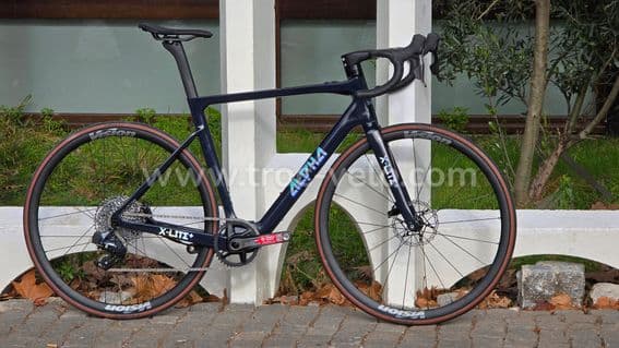 Velo route carbone Electrique 11,70 kilos - SRAM FORCE AXS sans fil - Taille L - 100% neuf - 2