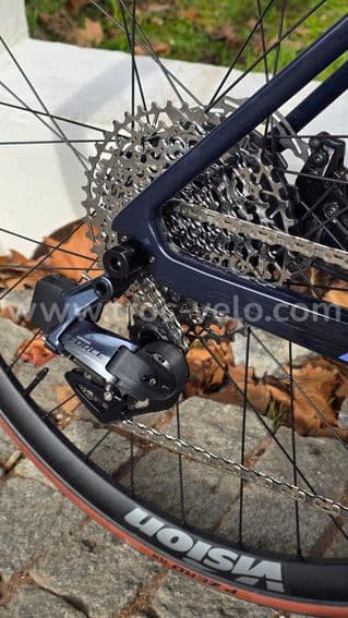 Velo route carbone Electrique 11,70 kilos - SRAM FORCE AXS sans fil - Taille L - 100% neuf - 4