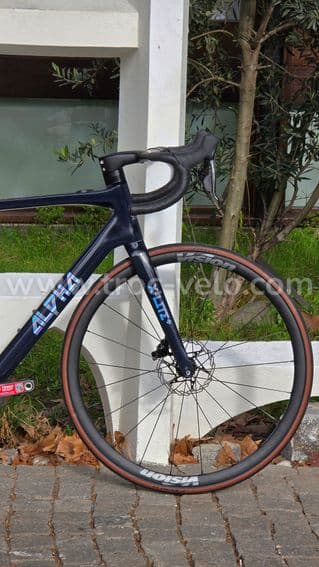 Velo route carbone Electrique 11,70 kilos - SRAM FORCE AXS sans fil - Taille L - 100% neuf - 8