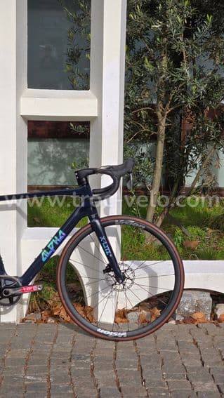 Velo route carbone Electrique 11,70 kilos - SRAM FORCE AXS sans fil - Taille L - 100% neuf - 7