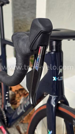 Velo route carbone Electrique 11,70 kilos - SRAM FORCE AXS sans fil - Taille L - 100% neuf - 11