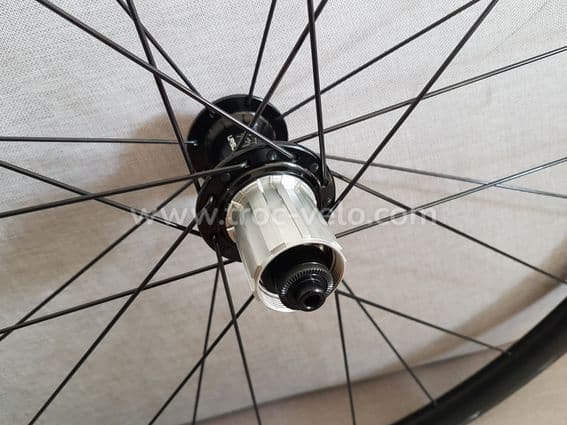 Roues neuves URSUS Miura TS37 UD Carbone à boyaux freinage patins Shimano HG - 8