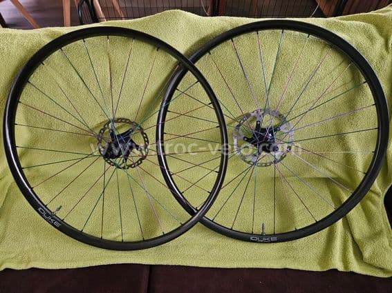 Paire roues de vélo chapeau de gendarme - Équipements vélos Paire roues de vélo chapeau de gendarme - Équipements vélos